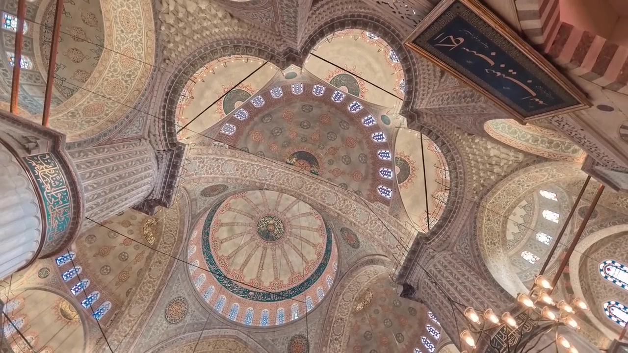 Dettagli architettonici intricati della cupola della Moschea Blu a Istanbul