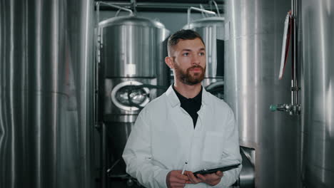 trabajador de la cervecería comprobando el equipo
