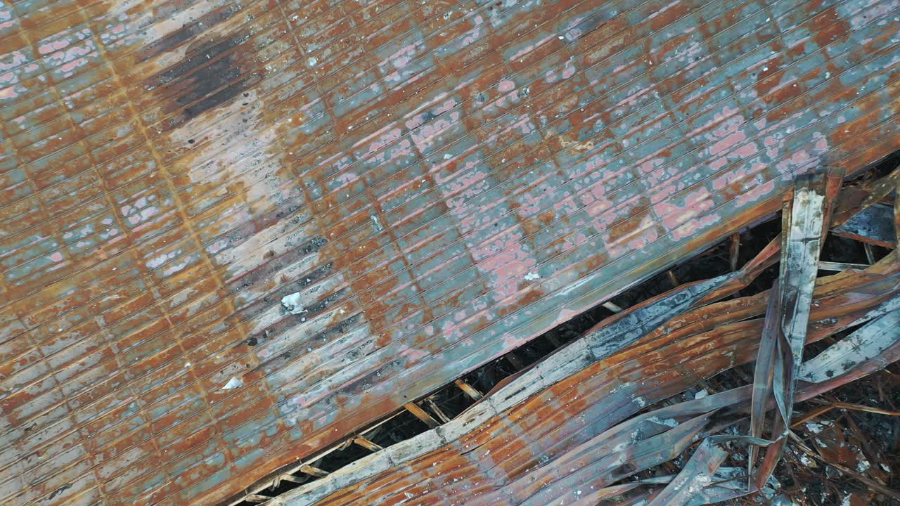 vista aérea de un edificio dañado