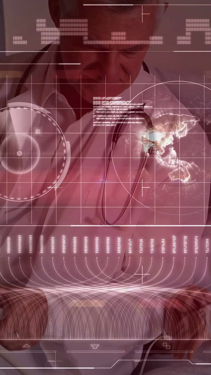 Video verticale: HUD rosso visualizzato, clinico uomo che si china, tocca un tablet e analizza i dati sanitari.