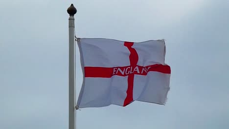 clip de cámara lenta de la bandera inglesa de st george ondeando en el viento