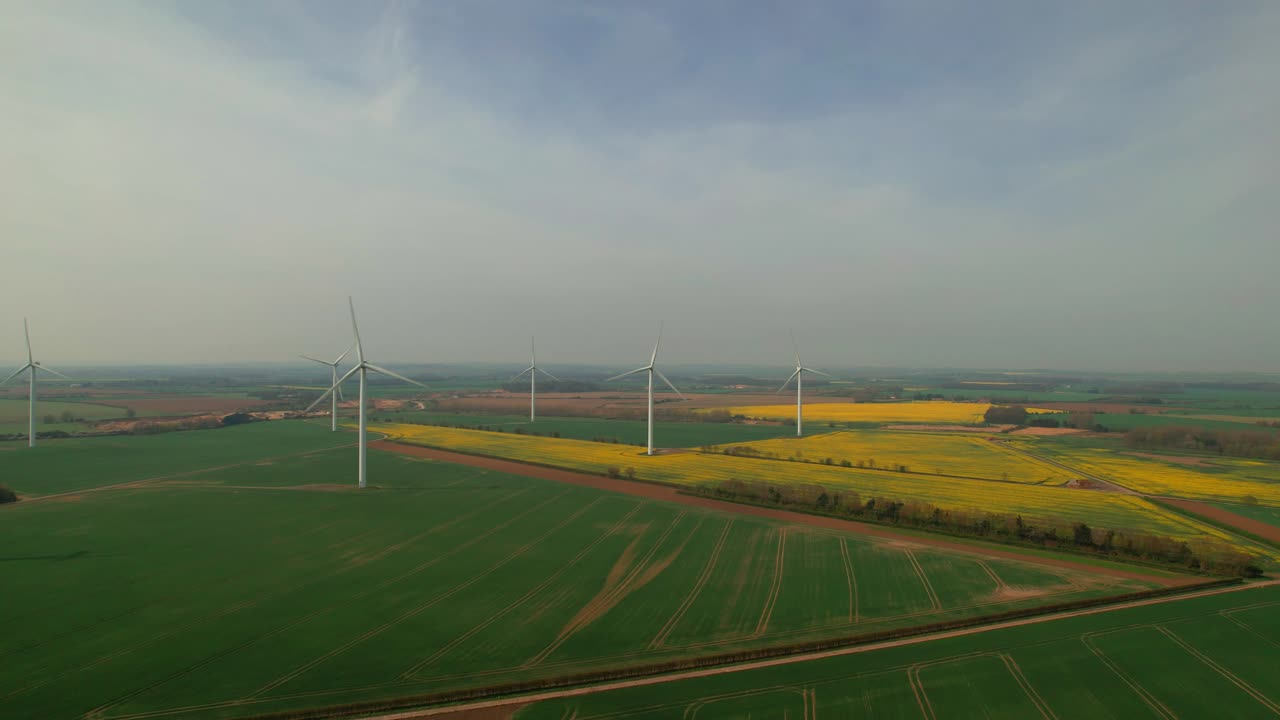 영국 요크셔의 풍력 터빈 재생 가능한 녹색 에너지 농장 - 공중 드론 샷