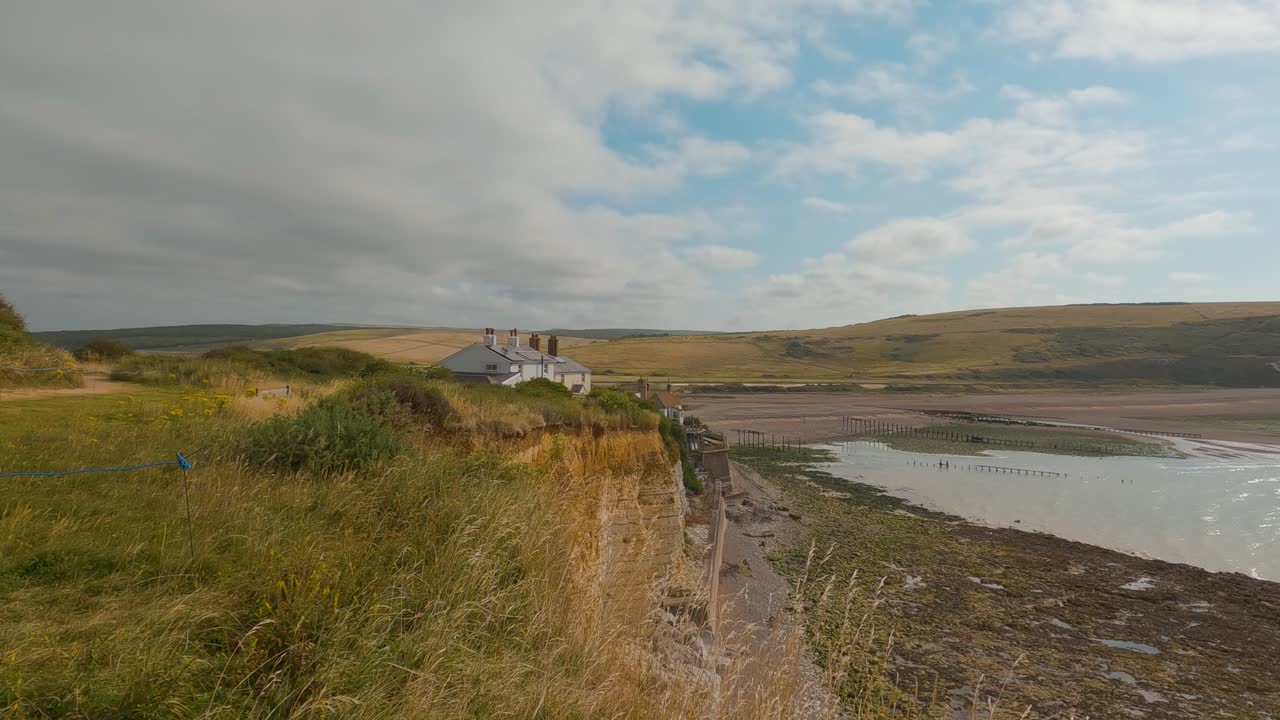 una cabaña remota está basada cerca de la orilla del canal de la mancha cerca de los acantilados de las siete hermanas.