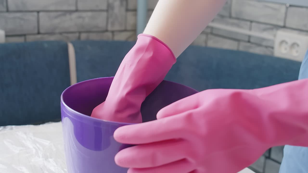 imágenes de una mujer con keramzit para la siembra de plantas