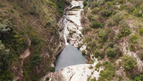 Vista-Aérea-De-La-Cascada-En-Laghetti-Cavagrande-Y-Laghetti-D&#39;avola-En-La-Reserva-Natural-Del-Cañón-Cavagrande-Del-Cassibile,-Siracusa,-Italia