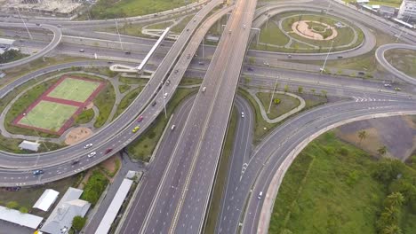 tráfico de autopistas y círculo en bangkok, tailandia, vista aérea