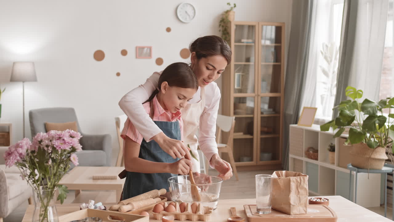 madre e hija cocinando juntos