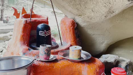 una foto de cerca de la shiva linga dentro del mata mandir en hingol, balochistan durante el día