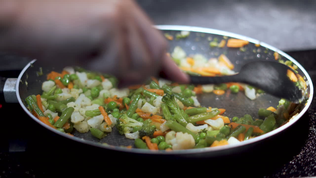cocinar verduras en una sartén