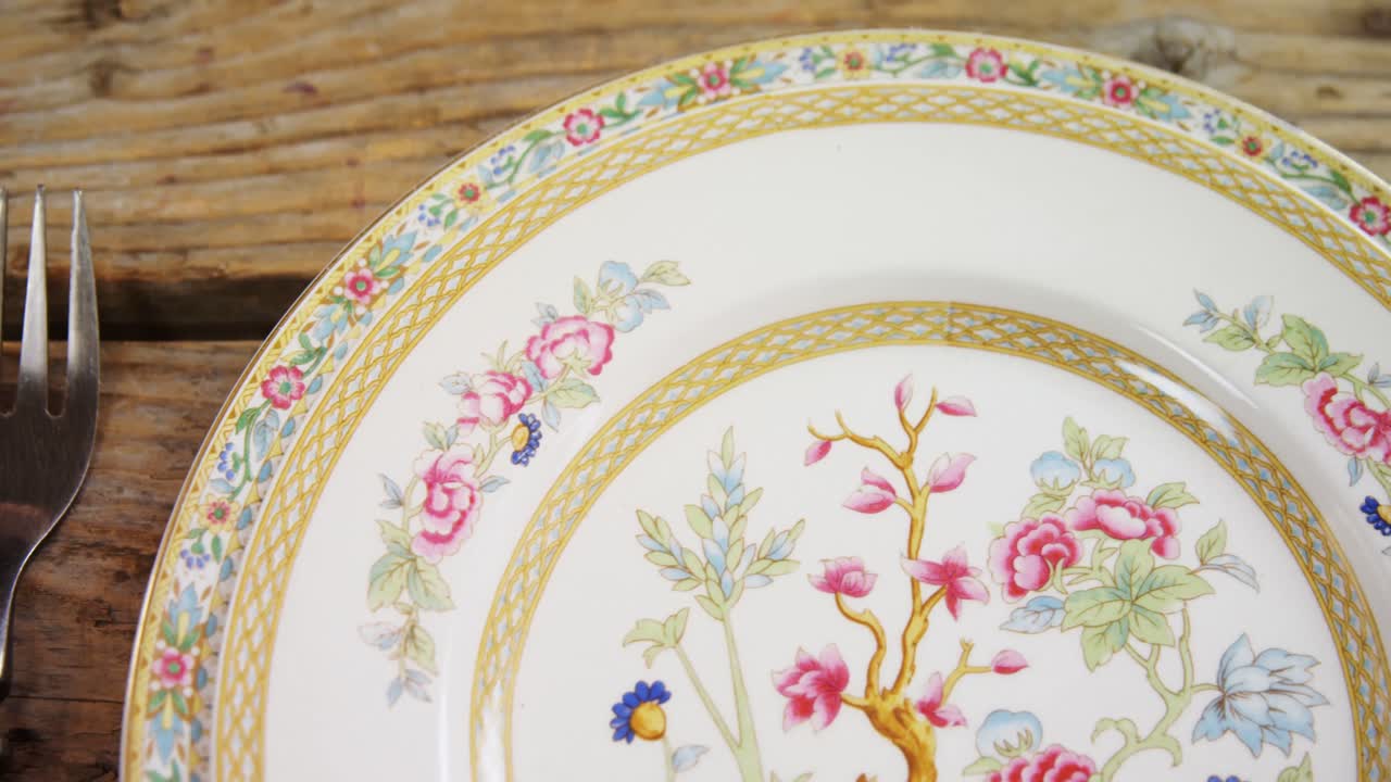 나무 테이블 4k에 다양한 식구