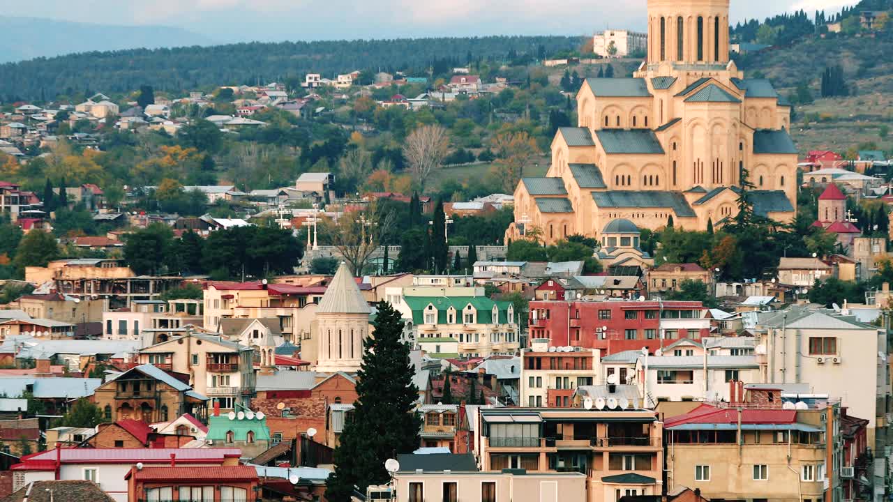 트빌리시, 조지아, 사메바 복합 건물, 은 가을 날 성 삼위일체 대성당