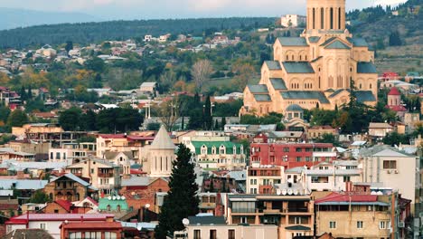 tbilisi, georgia. el complejo de sameba, la catedral de la santa trinidad en un soleado día de otoño.