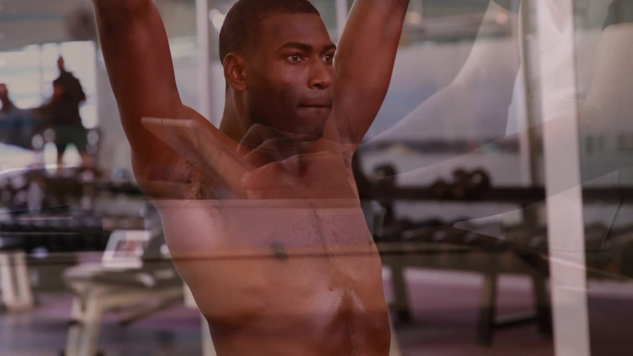 Uomo a torso nudo che inizia una ripetizione con le braccia alzate sollevando pesi in palestra; diagrammi sul torso che mostrano la potenza