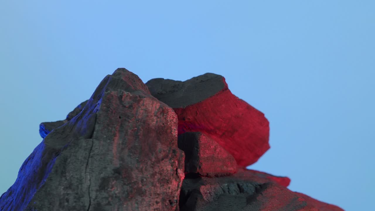 carbón de madera. carbón negro en fondo de pantalla verde azul. utilizado para cocinar parrilla o industrias. carbón de madera natural. carbono negro reesidue producido por la leña fuertemente calentada. para la barbacoa a la parrilla.