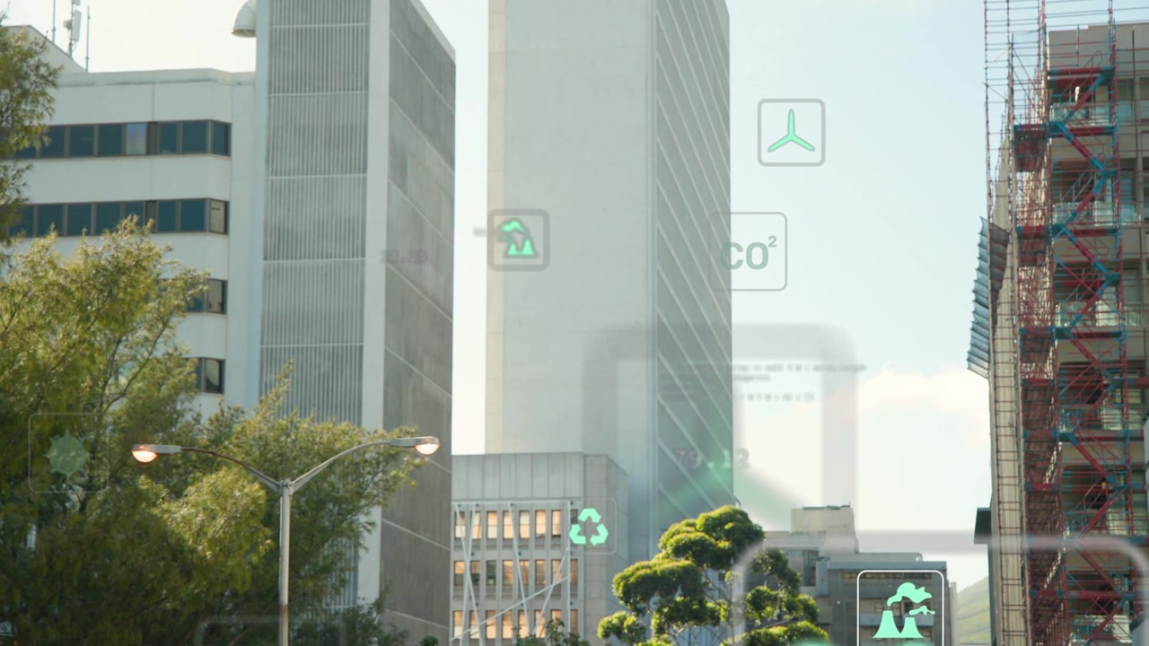 Ao iniciar, ícones HUD translúcidos aparecem na torre central, com leituras deslizantes flutuantes mostrando dados da cidade.