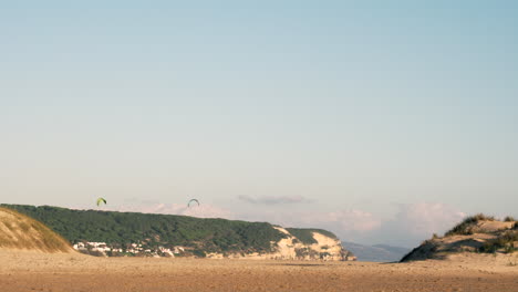 Leute,-Die-Kitesurfen-An-Der-Spanischen-Küste-Von-Cadiz-Machen