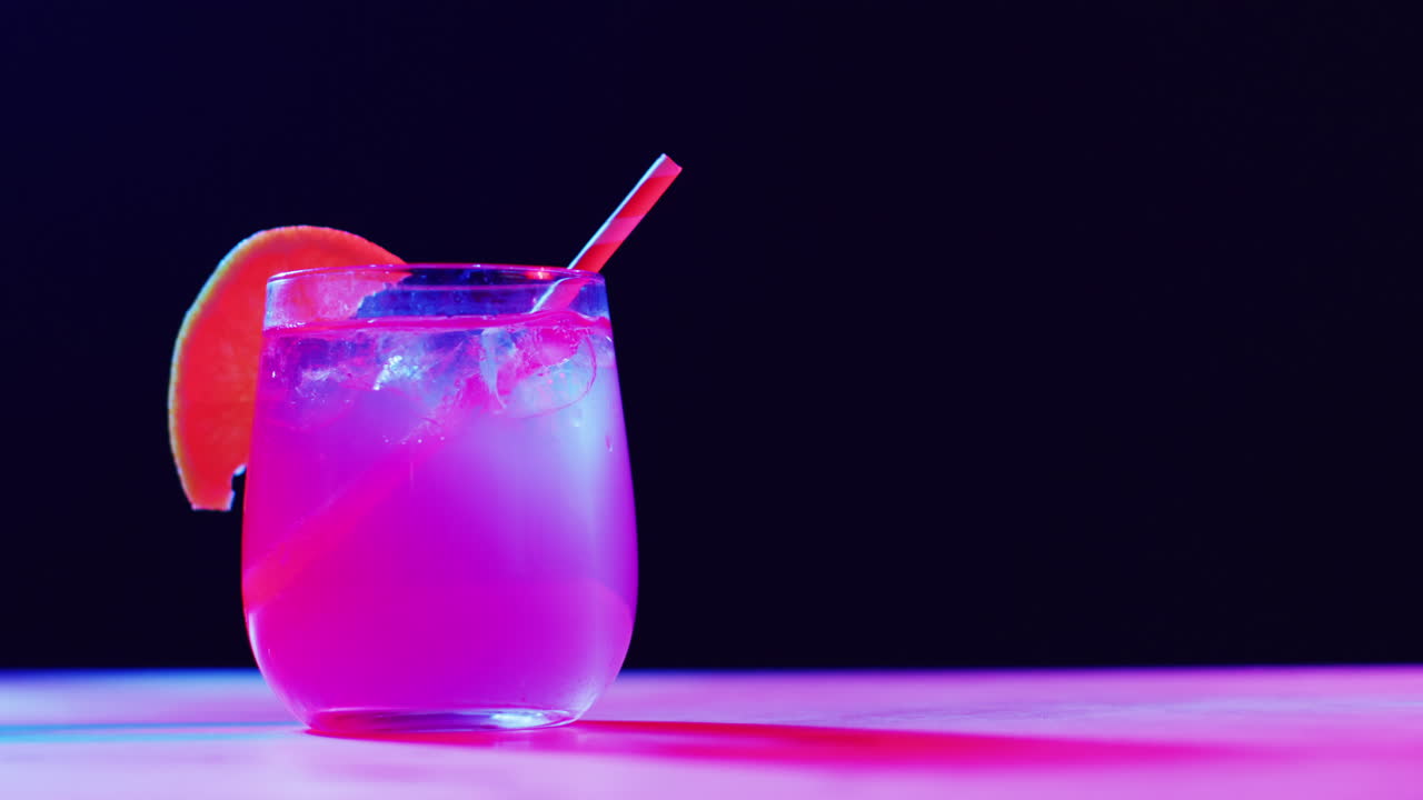 primer plano de la bebida con naranja en fondo negro, con espacio de copia