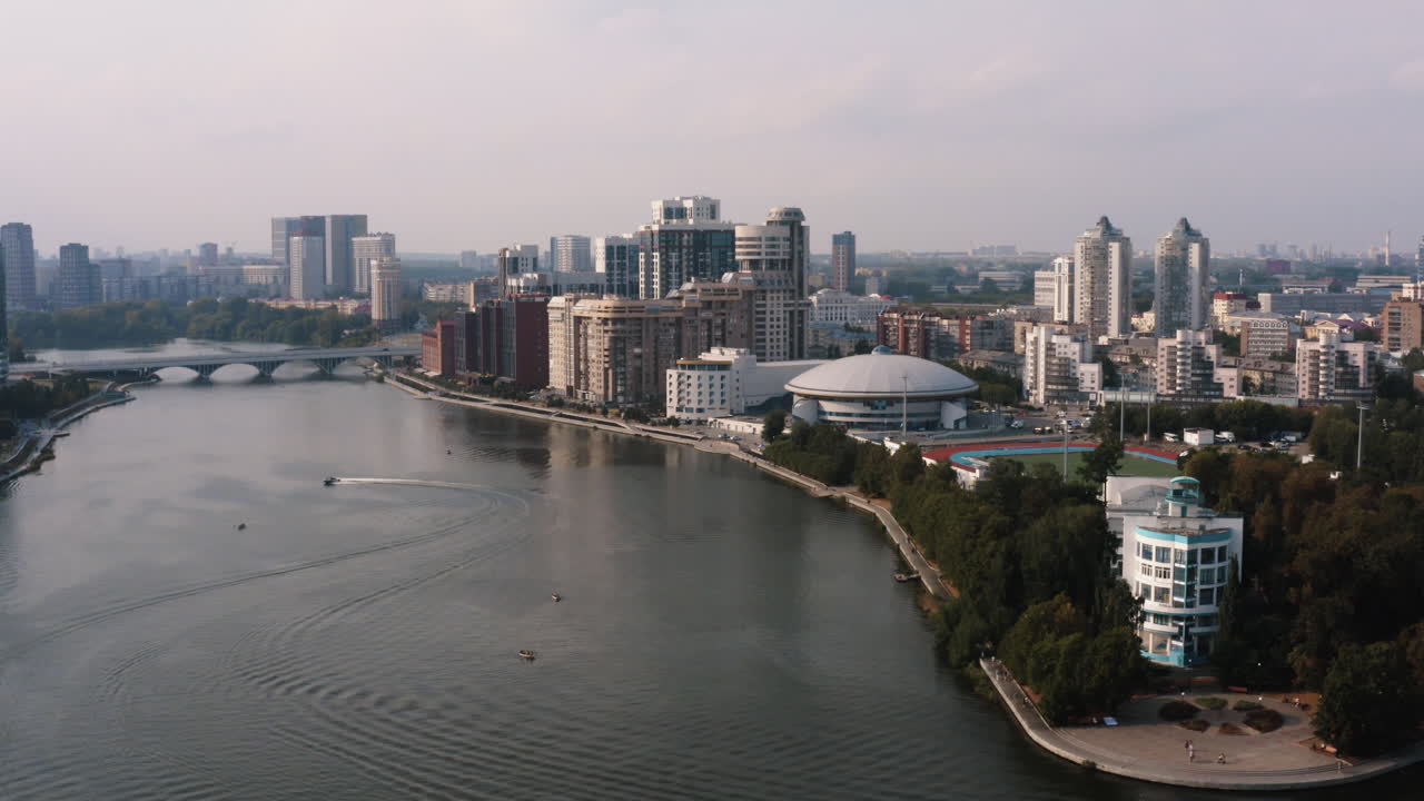 강 과 공원 이 있는 도시 풍경 의 공중 사진