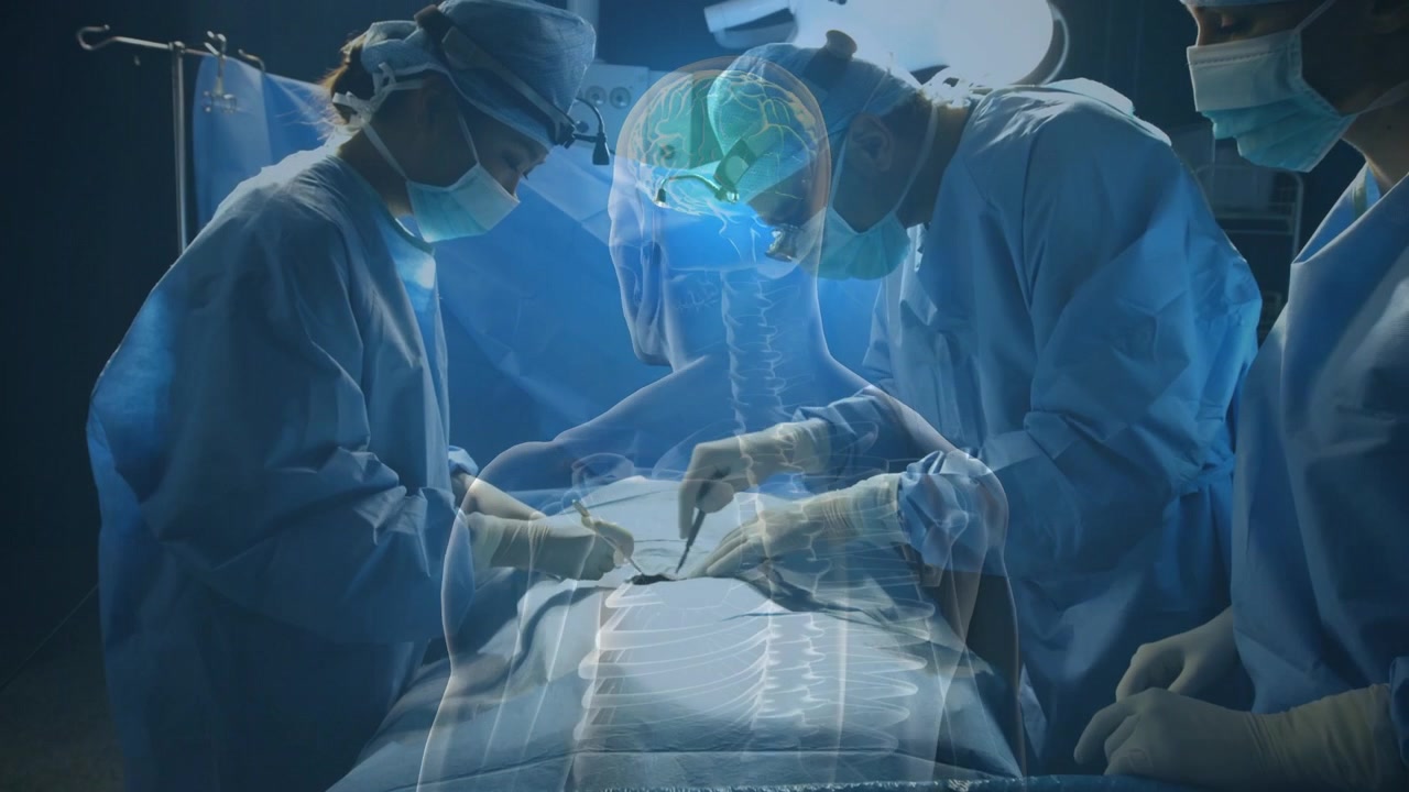 Vertikal video: Kirurgisk team kutter midtlinjen etter at kirurgen har tatt skalpellen, med et overlegg som veileder operasjonen.