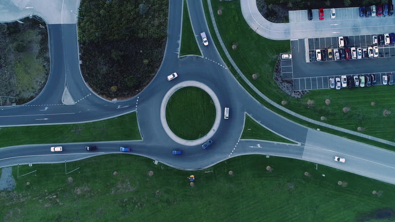 현대적인 원형을 오가는 다양한 색상의 자동차