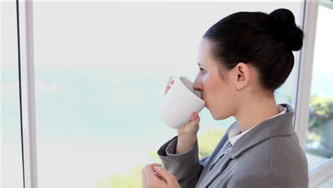 Una-Mujer-De-Negocios-Tomando-Café