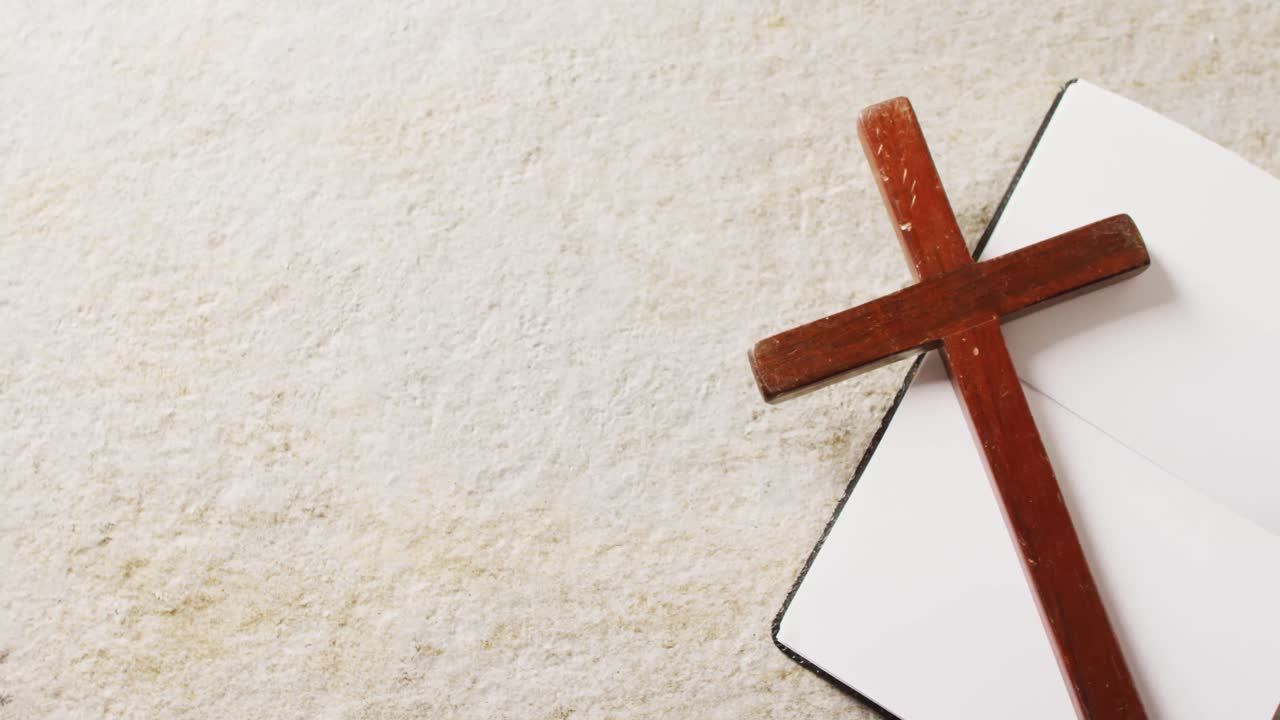 복사 공간과 함께  바탕에 책과 십자가의 클로즈업