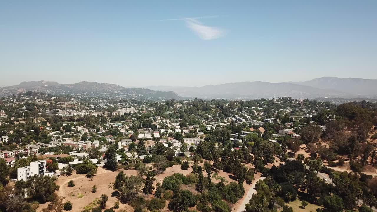 tomada aérea de los pájaros del barrio suburbano de la durante un día soleado