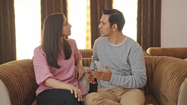 una pareja de indios enojados luchando entre sí