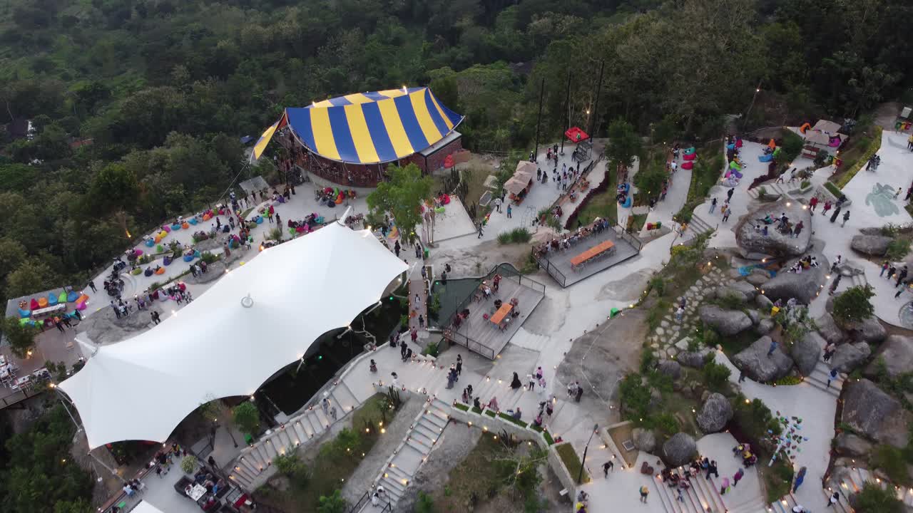 2021년 족자카르타에서 가장 인기 있는 관광지 중 하나인 오벨릭스 언덕의 군중 분위기