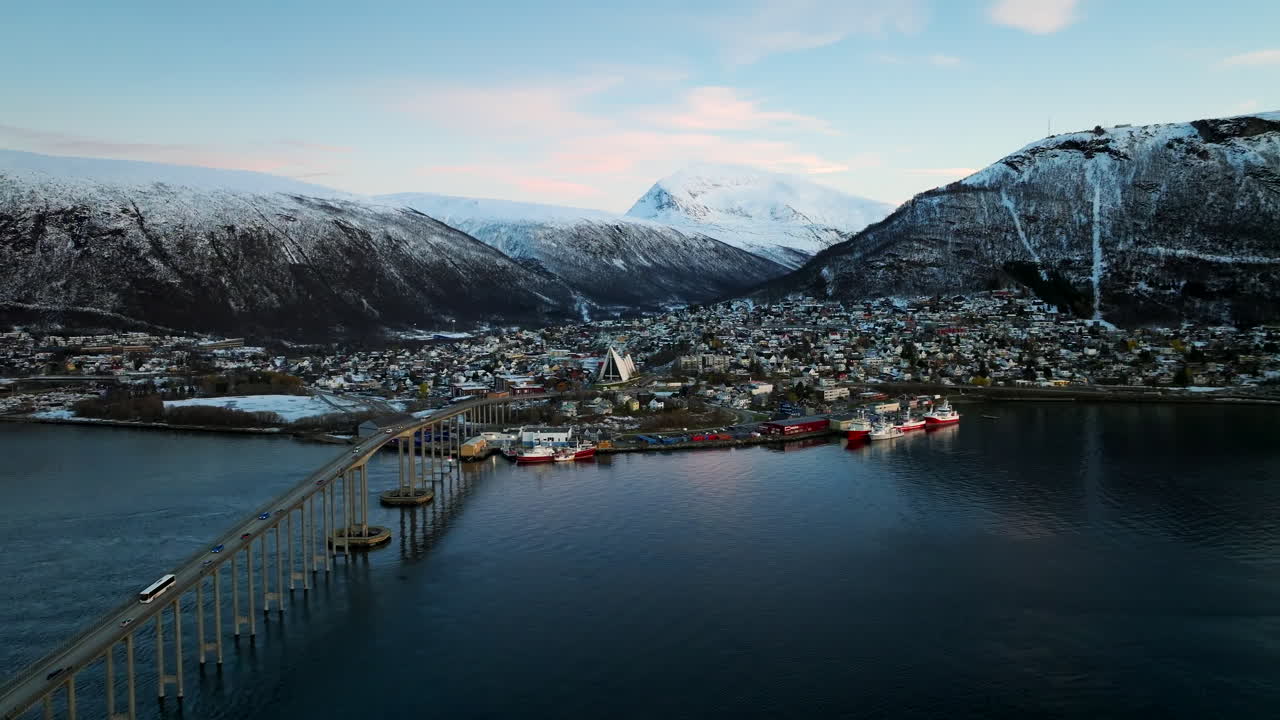 Leichter Schnee über Tromsø mit Blick auf die Arktische Kathedrale und die Brücke, Luftaufnahme aus großer Höhe