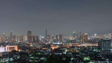 lapso de tiempo de la vista aérea de sathorn, centro de bangkok. distrito financiero y centros de negocios en la ciudad urbana inteligente en asia. rascacielos y edificios de gran altura por la noche.