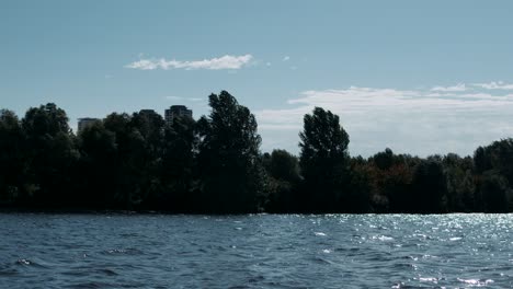 Paisaje-Del-Paseo-Del-Río-De-La-Ciudad.-Paisaje-De-La-Naturaleza-Del-Río-En-Un-Día-Soleado