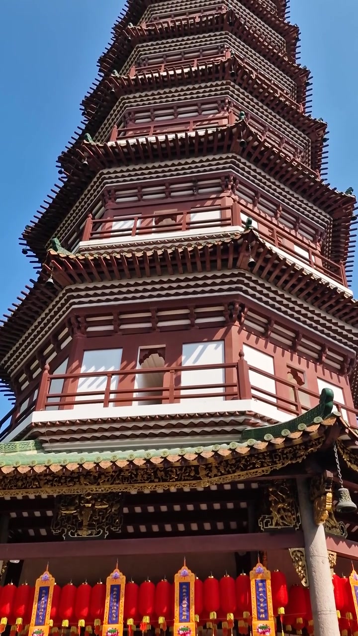 Vertikalt billede, pagode i buddhistisk tempel. Seks banyantræer i Guangzhou, Kina