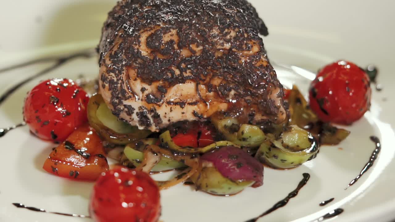 요리사는 채소와 함께 맛있는 구운  가을 준비하고 있습니다.