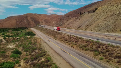 transporte de camiones pesados por la carretera en el caluroso paisaje de california