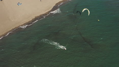 hacer kitesurf en una playa