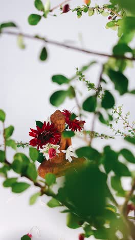 estatua de buda con flores