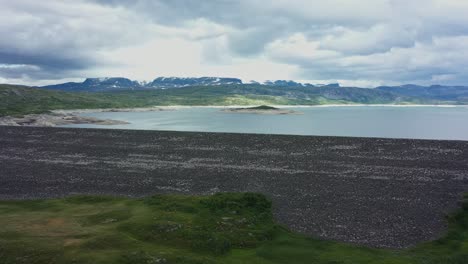 Luftübersicht-Zeigt-Den-Massiven-Sysen-Staudamm-Hardangervidda-Norwegen-Und-Den-Wasserstand-Im-Inneren-–-Niedriger-Wasserstand-Während-Steigender-Strompreise-In-Europa