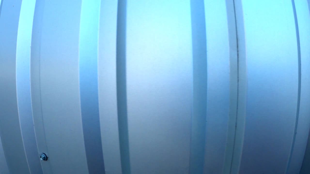 철 울타리 - 기하학적 선과 함께 파란색 배경 - 추상적인 배경.