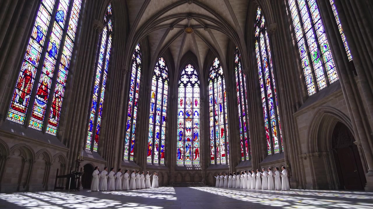 Coro con túnicas blancas dentro de una majestuosa catedral gótica