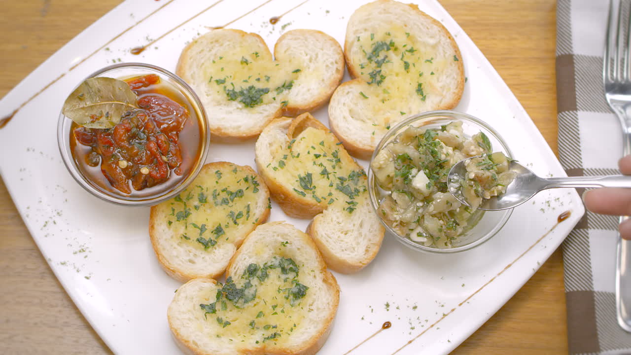 절인 고추와 가지를 곁들인 빵 토스트, 지중해식