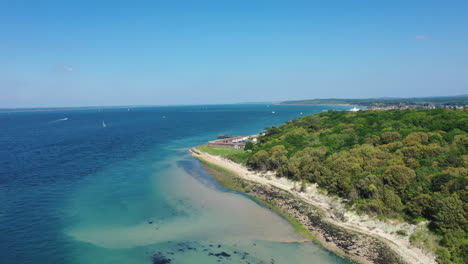 una vista aérea de una impresionante costa