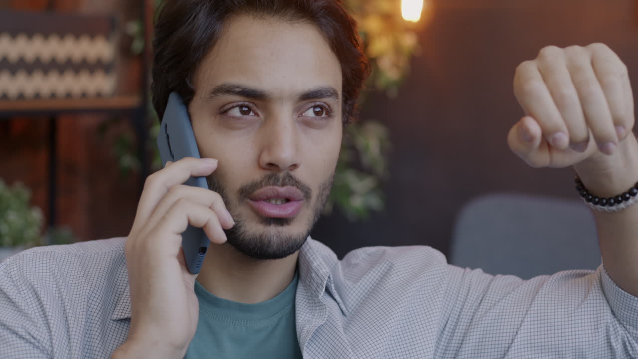 hombre hablando por teléfono en un café