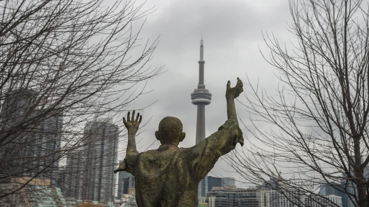estatua del parque irlandés de toronto timelapse, en conmemoración de la hambruna irlandesa