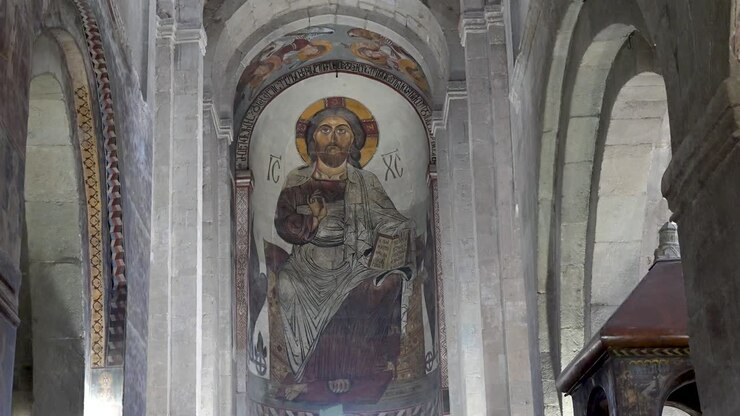 Affresco di Gesù Cristo all'interno della Cattedrale di Svetitskhoveli in Georgia, che mostra opere d'arte cristiane dettagliate e la storica tradizione religiosa sull'antica parete in pietra