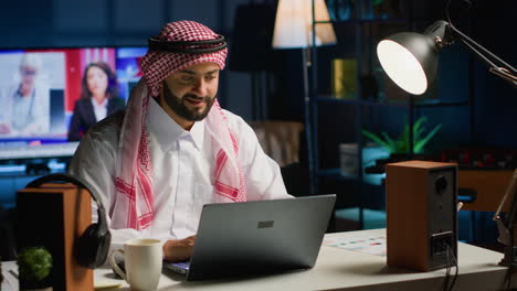 Hombre-Escribiendo-En-Una-Computadora-Portátil-Tomando-Café