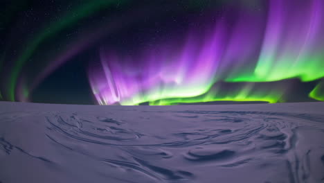 aurora boreal sobre un paisaje nevado