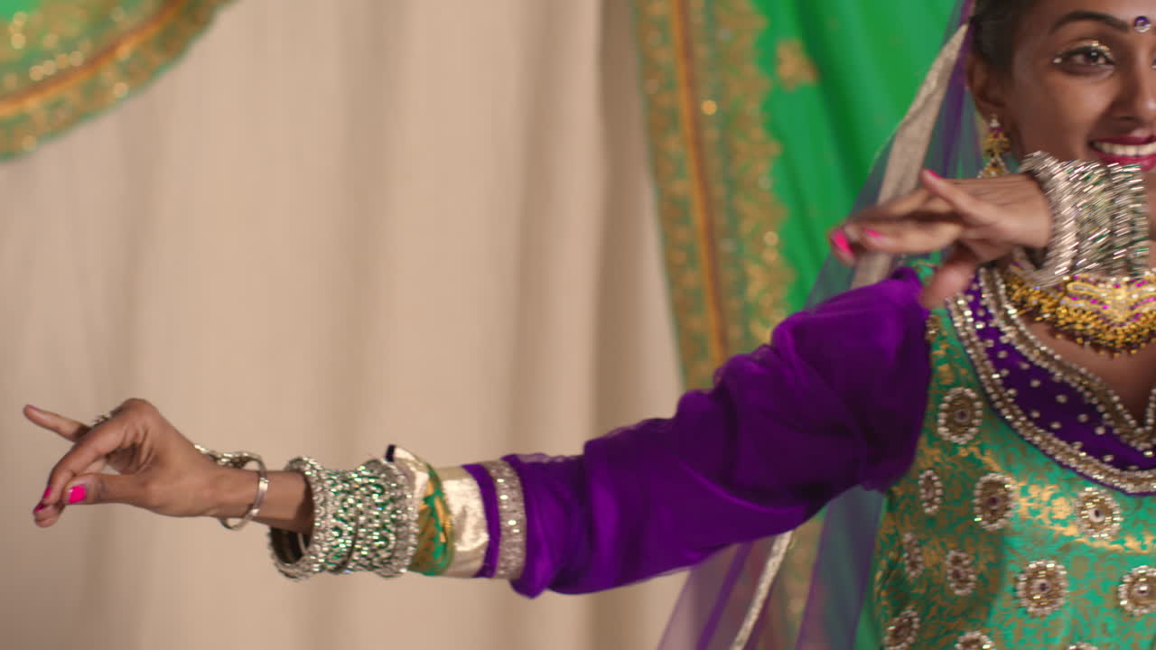 cabeza y hombros fotografía de estudio de una mujer sonriente bailarina de kathak realizando un baile vestida con el vestido tradicional indio 1