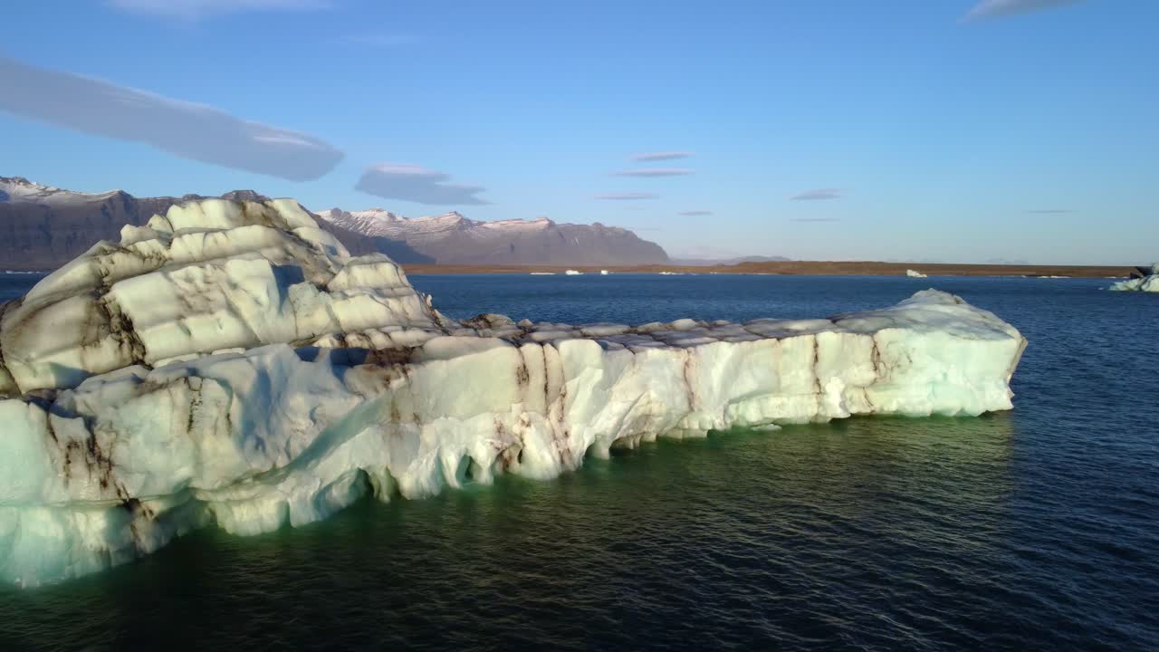 아이슬란드의 바트나요쿨 국립공원 (vatnajökull national park) 에 있는 조쿨사르론 호수 (jokulsárlón lake) 의 빙하.