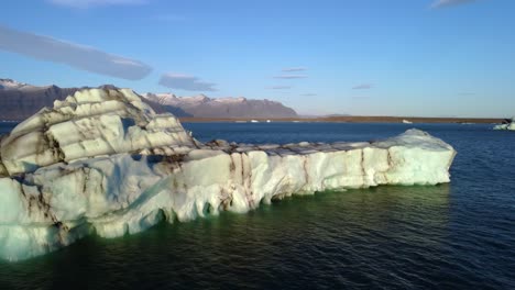 los flotadores de hielo en el lago jokulsarlon en el parque nacional de vatnajokull, islandia